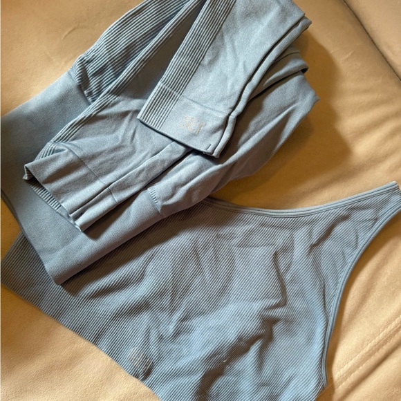 Set Active set in Blue Jean, top M, leggings S💕 - Picture 6 of 6